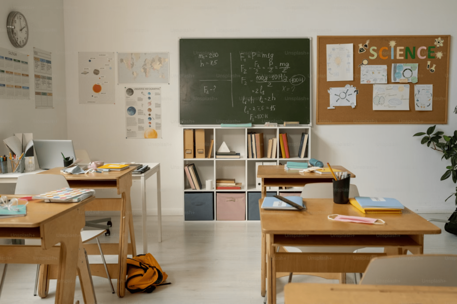 Klassenzimmer mit Tafel