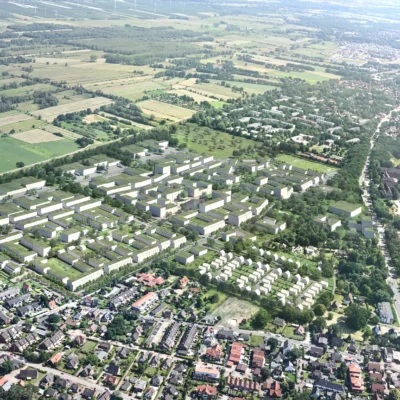 Luftaufnahme des Baugebiets Fischbeker Reethen mit 3D-Visualisierung der Gebäude.