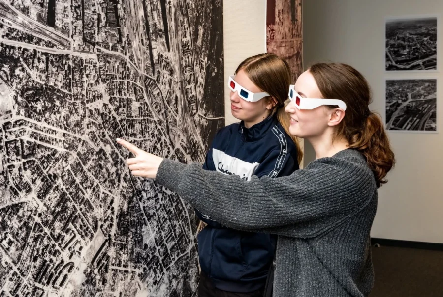 Zwei Personen mit 3D-Brille stehen vor einem Plan