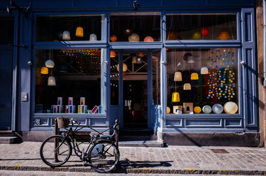 Schaufenster, bunte Lampen, blaue Fassade, abgestelltes Fahrrad