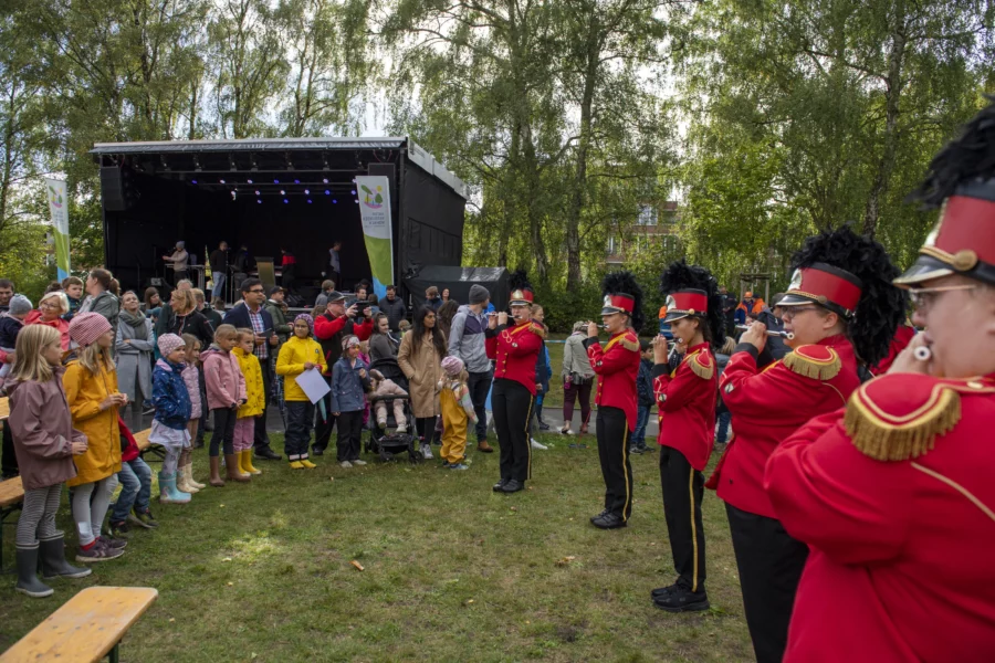 ein Spielmannzug in roten Uniformen vor Publikum