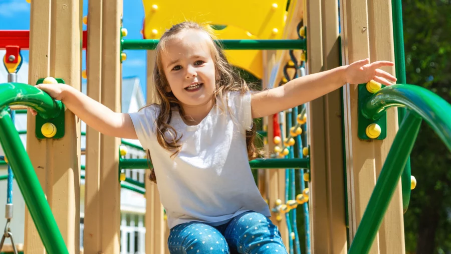 Junges Mädchen auf einem Spielplatz