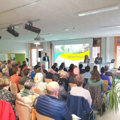 Publikum vor einer Leinwand