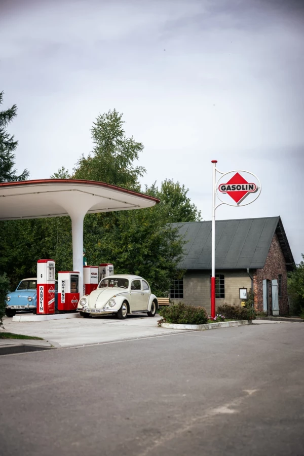 alte Tankstelle mit Auto