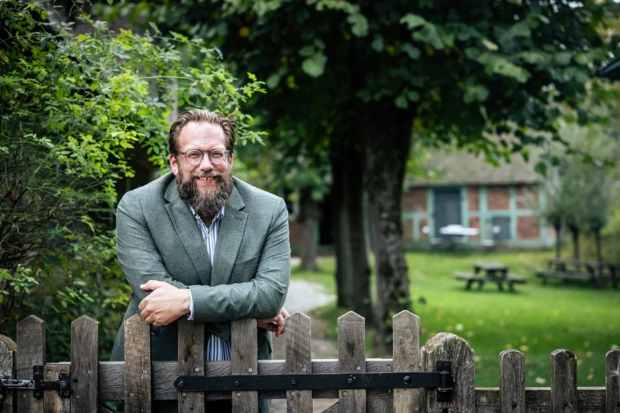 Stefan Zimmermann lehnt an einem Zaun
